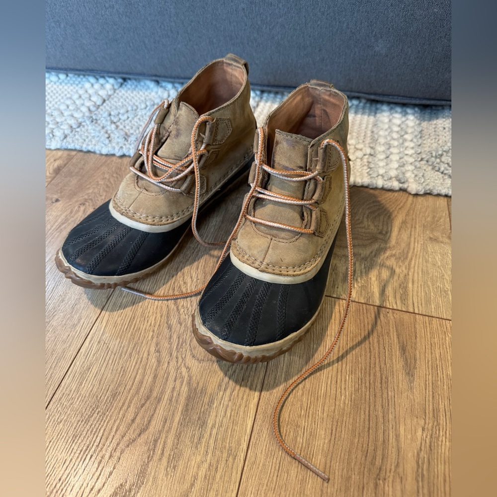 Sorel women’s tan Duck Boots, 7.5
